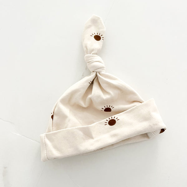 cream knot hat w/sun prints (newborn)
