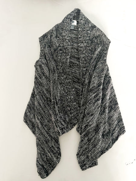 Old Navy black/grey/white knitted vest sweater (size 5)