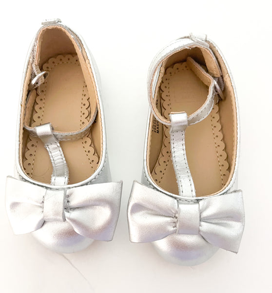 Janie & Jack silver bow tie shoes (size 4)